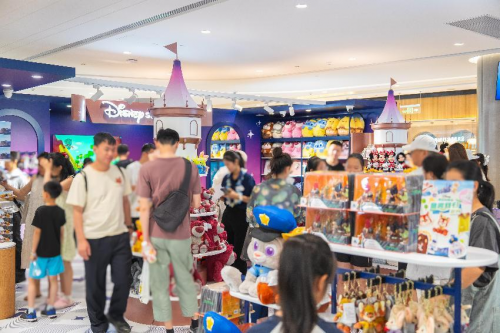 潮玩IP引爆暑期消费热情 迪士尼商店三亚首家快闪店落地中免集团旗下三亚国际免税城