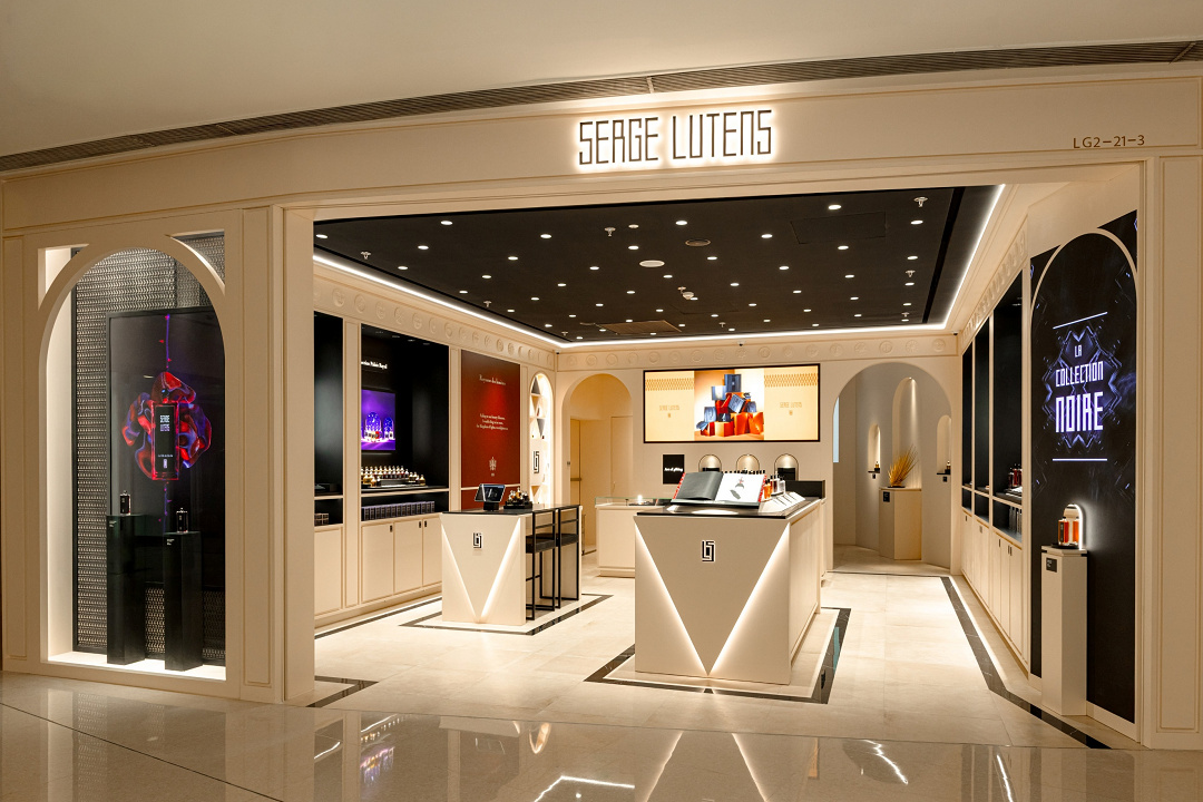 (从左至右)资生堂中国商务拓展总监 史闻先生、资生堂中国高奢品牌部及业务拓展部副总裁 Jenny Sun女士、芦丹氏品牌高级零售经理 倪萍女士 (从左至右)资生堂中国商务拓展总监 史闻先生、资生堂中国高奢品牌部及业务拓展部副总裁 Jenny Sun女士、芦丹氏品牌高级零售经理 倪萍女士