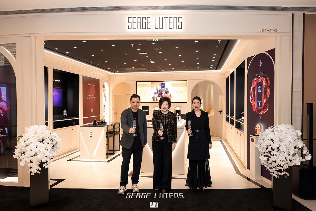 (从左至右)资生堂中国商务拓展总监 史闻先生、资生堂中国高奢品牌部及业务拓展部副总裁 Jenny Sun女士、芦丹氏品牌高级零售经理 倪萍女士 (从左至右)资生堂中国商务拓展总监 史闻先生、资生堂中国高奢品牌部及业务拓展部副总裁 Jenny Sun女士、芦丹氏品牌高级零售经理 倪萍女士