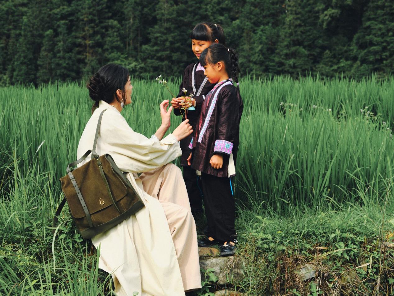 半坡秋冬大片释出!携西南生命力续写国货包袋美学 半坡秋冬大片释出!携西南生命力续写国货包袋美学